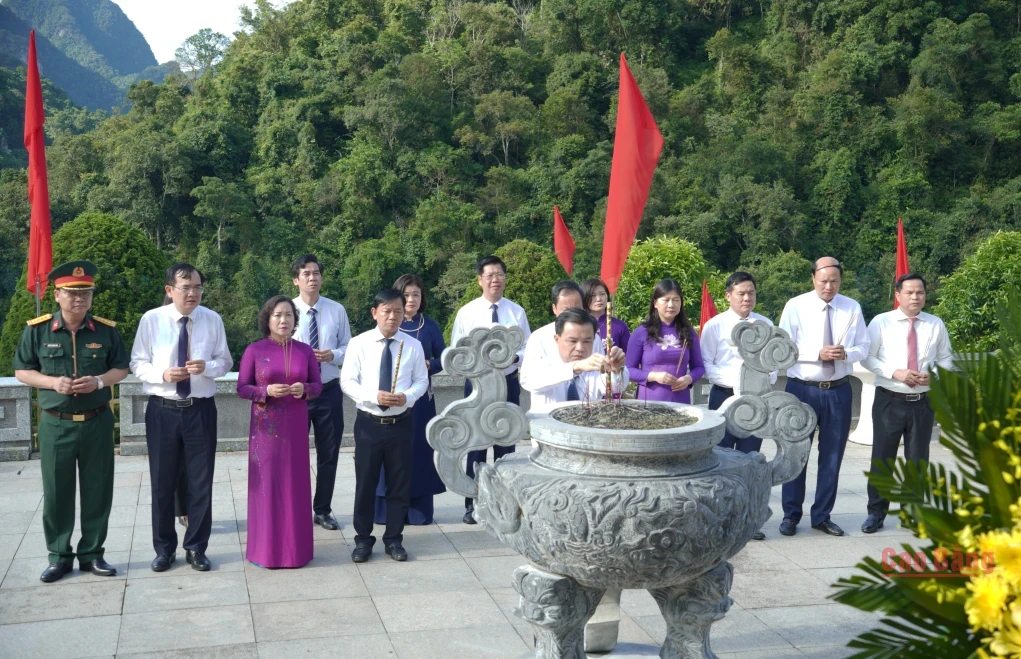 Đoàn đại biểu tỉnh dâng hương Đền thờ Chủ tịch Hồ Chí Minh, xã Trường Hà.