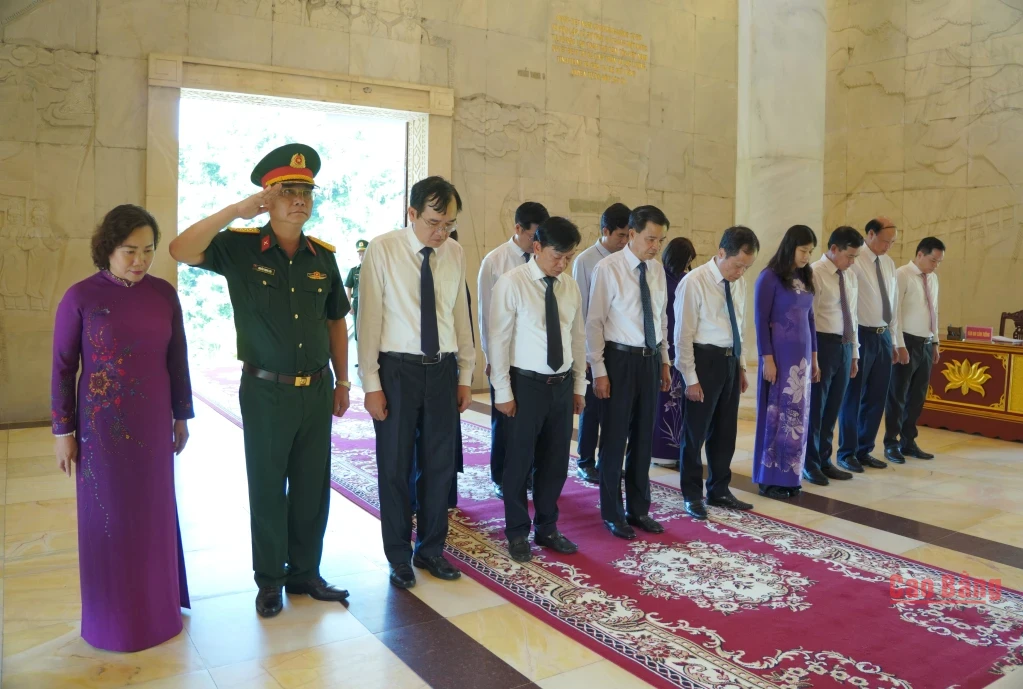 Đoàn đại biểu tỉnh tưởng niệm Chủ tịch Hồ Chí Minh.