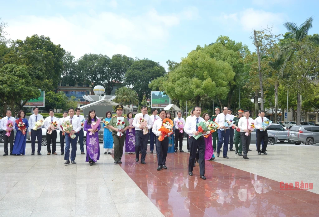 Đoàn đại biểu tỉnh dâng hoa Tượng đài Chủ tịch Hồ Chí Minh tại phường Thục Phán.