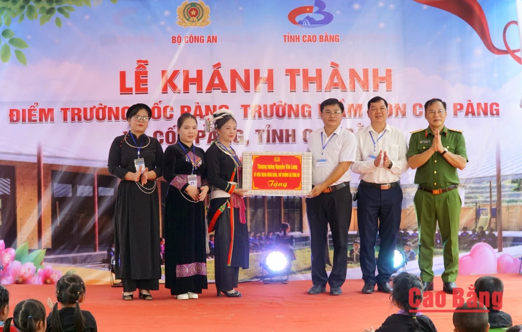 Thứ trưởng Bộ Công an Nguyễn Văn Long trao quà tặng Đảng ủy, UBND xã Cốc Pàng và Trường Mầm non Cốc Pàng.