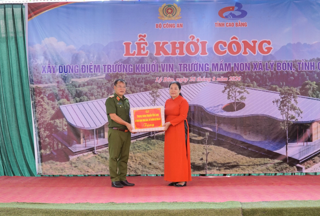 Thứ trưởng Nguyễn Văn Long trao quà tặng Trường Mầm non Lý Bôn.