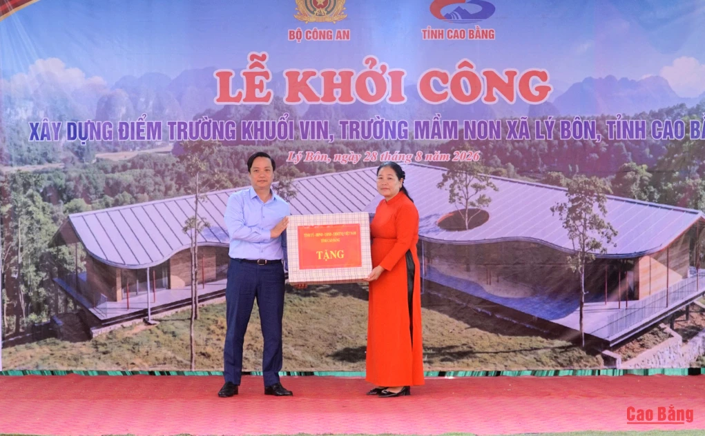 Chủ tịch UBND tỉnh Lê Hải Hòa trao quà tặng Trường Mầm non Lý Bôn.