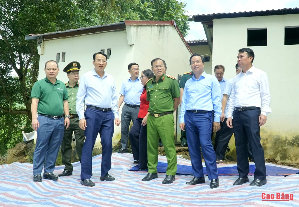 Thứ trưởng Nguyễn Văn Long khảo sát mặt bằng thi công điểm trường.