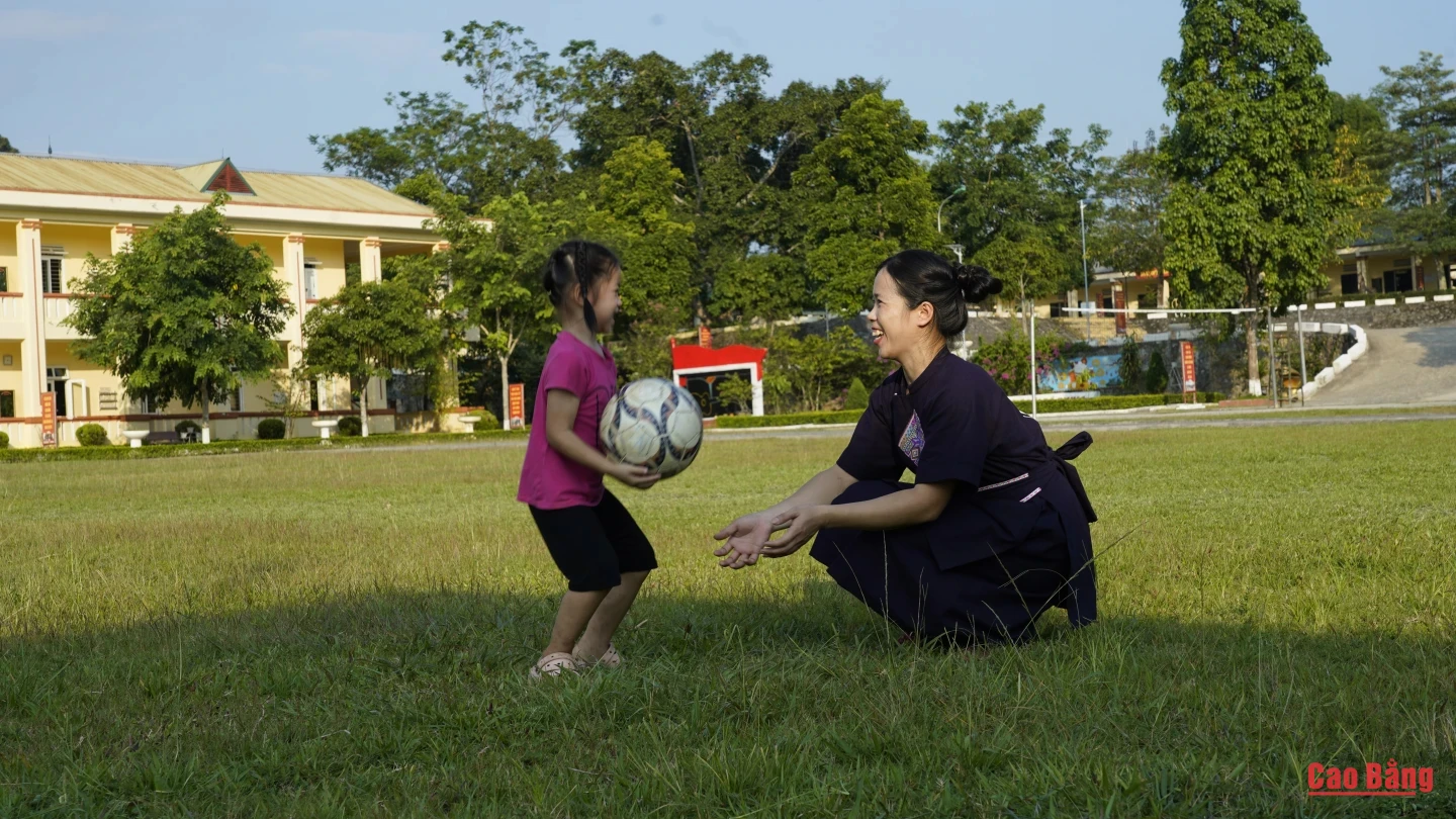 Từ niềm đam mê của mẹ, tình yêu bóng đá được gieo vào các con để mỗi buổi tập thêm niềm vui và ý nghĩa.