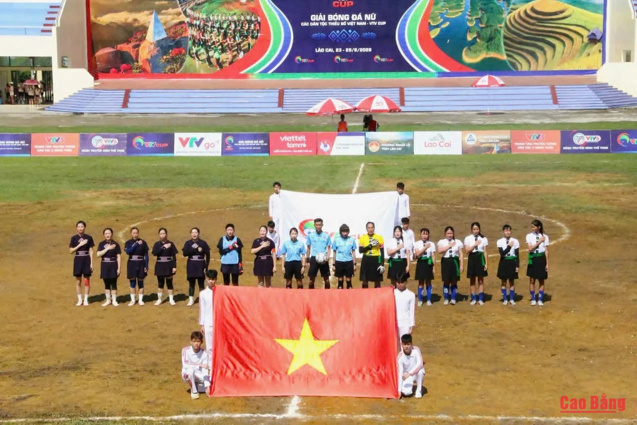 Với những bộ trang phục truyền thống, các nữ cầu thủ trang nghiêm chào cờ trước giờ bóng lăn, mang theo niềm tự hào về bản sắc dân tộc đến VTV Cup lần thứ I, năm 2026.