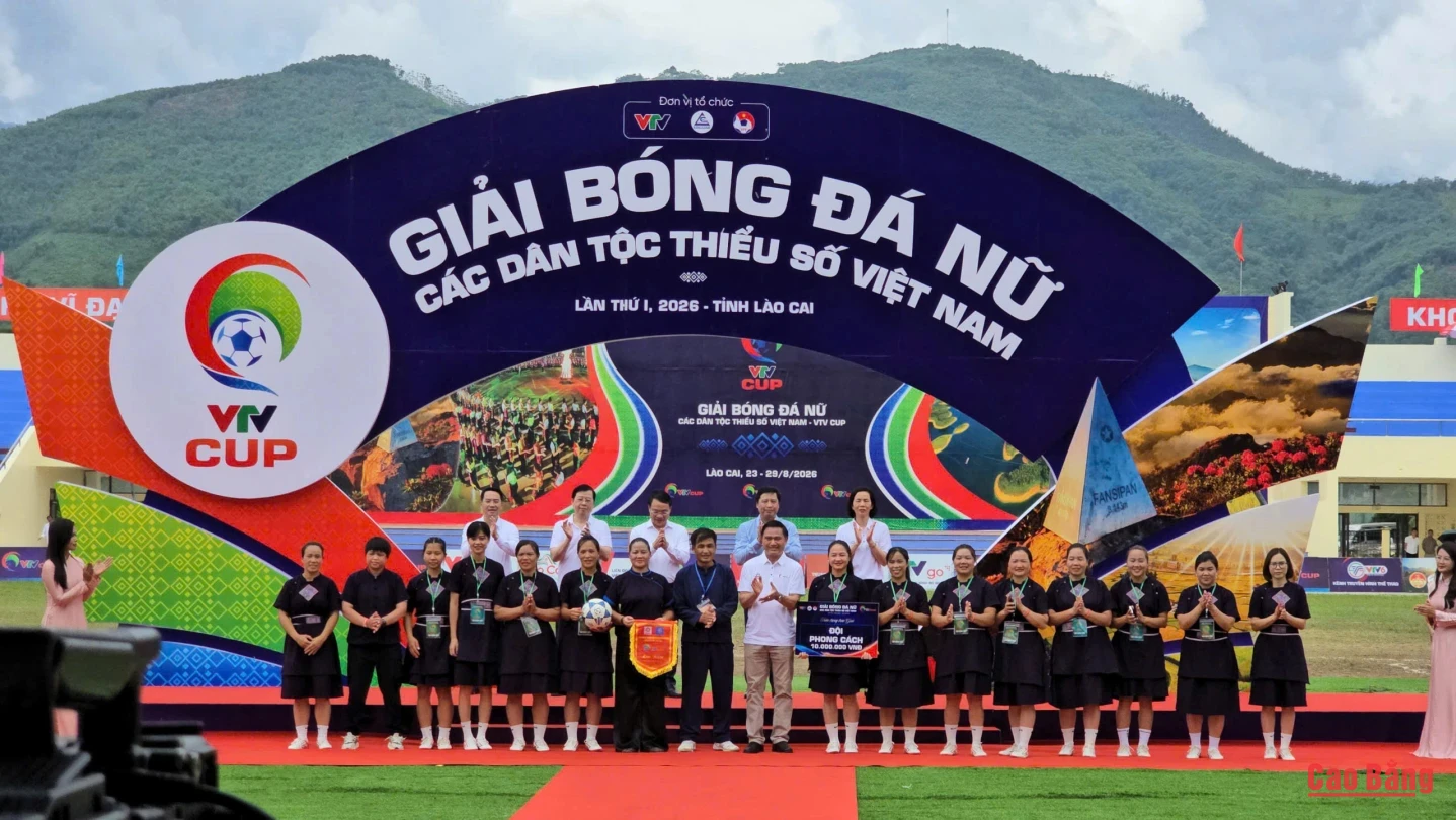 Trong trang phục truyền thống, đội bóng đá nữ xã Nam Tuấn bước lên nhận giải phong cách, ghi dấu ấn đẹp tại giải đấu.
