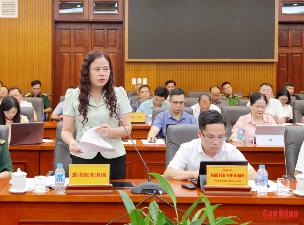 Lãnh đạo Sở Giáo dục và Đào tạo báo cáo về công tác chuẩn bị khai giảng, tổ chức dạy học tại 11 trường phổ thông nội trú liên cấp tại các xã biên giới.
