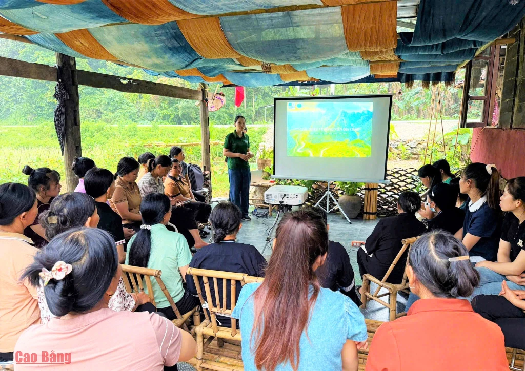 Ban quản lý CVĐC Non nước Cao Bằng tổ chức học tập kinh nghiệm bảo tồn di sản gắn với phát triển du lịch bền vững.