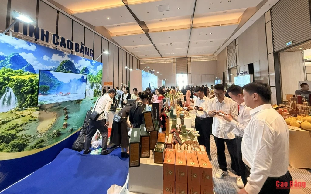 Các đại biểu tham quan gian hàng trưng bày tỉnh Cao Bằng tại chương trình.