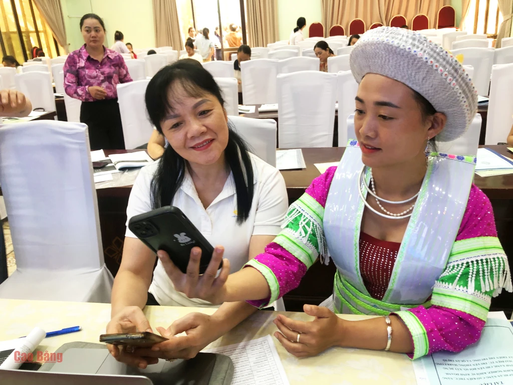 Từ bản làng đến “chợ số” - Mở lối phụ nữ...