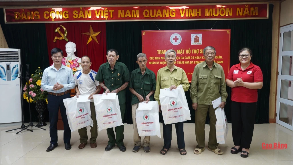L&atilde;nh đạo Hội Chữ thập đỏ tỉnh trao tiền mặt hỗ trợ sinh kế cho c&aacute;c gia đ&igrave;nh nạn nh&acirc;n chất độc da cam ho&agrave;n cảnh kh&oacute; khăn.