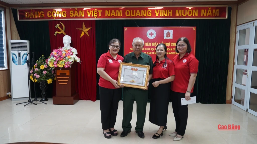 Đại diện l&atilde;nh đạo Hội Chữ thập đỏ tỉnh trao Bằng khen của Hội Nạn nh&acirc;n chất độc da cam/dioxin Việt Nam tặng c&aacute; nh&acirc;n c&oacute; nhiều đ&oacute;ng g&oacute;p trong phong tr&agrave;o &ldquo;V&igrave; nạn nh&acirc;n chất độc da cam&rdquo; giai đoạn 2021 - 2026.