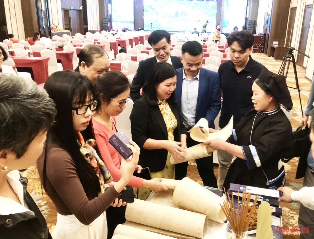 Sản phẩm giấy bản truyền thống của người Nùng An, bản Dìa Trên, xã Quảng Uyên được giới thiệu, quảng bá tại sự kiện văn hóa lớn của tỉnh.