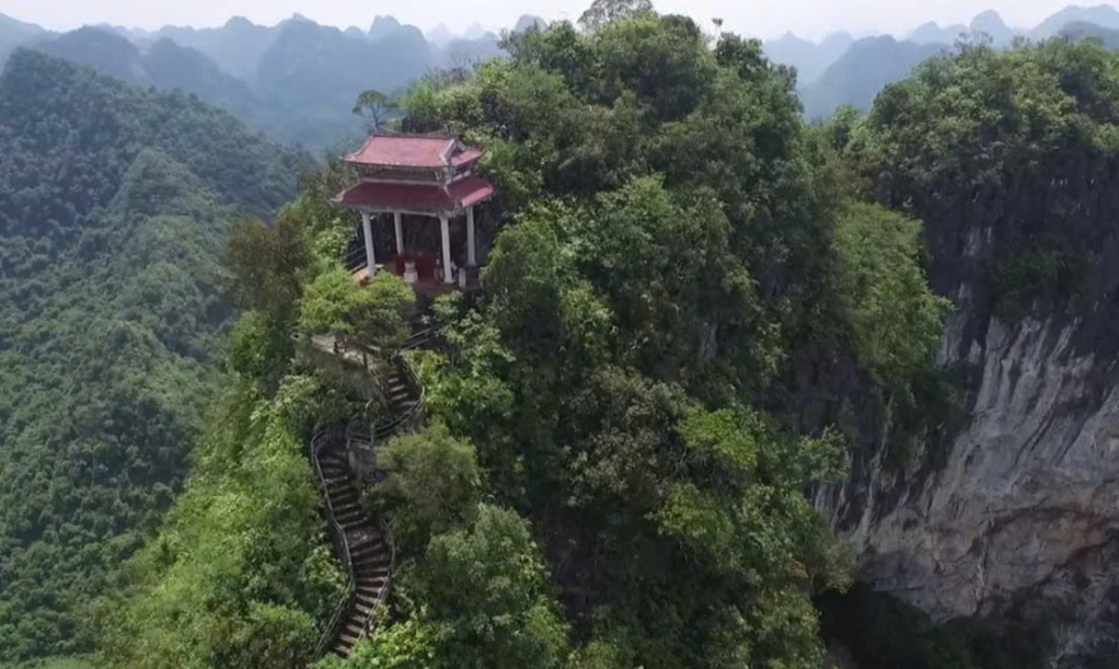 Toàn cảnh Cụm Tượng đài “Chủ tịch Hồ Chí Minh quan sát mặt trận Đông Khê” trên đỉnh núi Báo Đông.