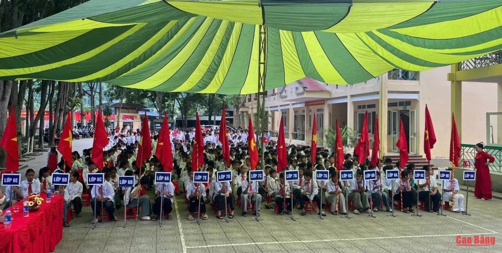 Cô và trò Trường Phổ thông dân tộc bán trú Tiểu học và THCS Thạch Lâm trong ngày khai giảng năm học 2026 - 2027 sau khi sáp nhập.