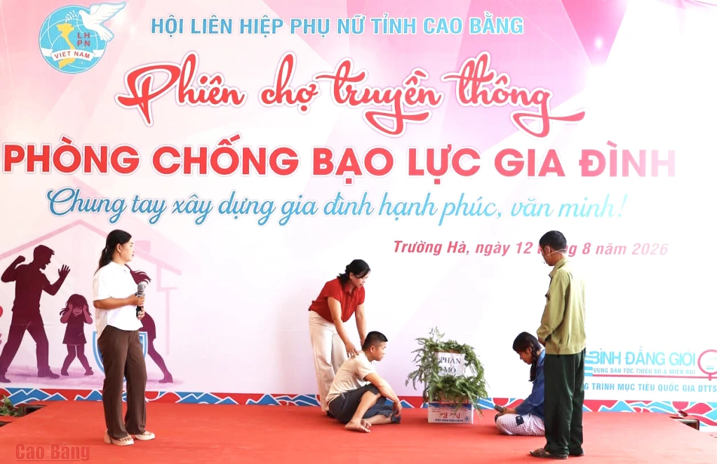 Tiểu phẩm tuyên truyền về phòng, chống bạo lực gia đình tại phiên chợ truyền thông xã Trường Hà.
