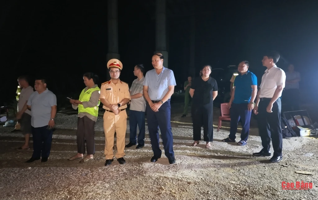 Phó Chủ tịch UBND tỉnh Hoàng Văn Thạch kiểm tra, chỉ đạo công tác khắc phục hậu quả tại hiện trường vụ tai nạn.