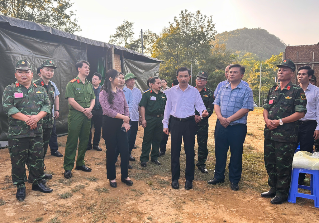 Các đồng chí lãnh đạo kiểm tra công tác chuẩn bị khu vực thực binh tại xã Nguyễn Huệ.