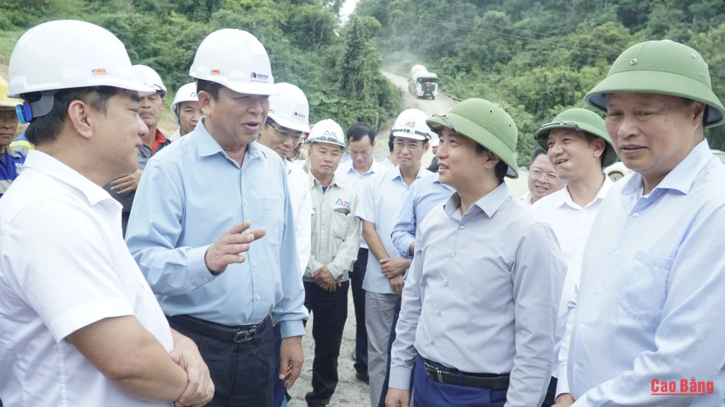 Bộ trưởng Trần Hồng Minh yêu cầu chủ đầu tư dự án, đơn vị thi công đẩy nhanh tiến độ công trình.