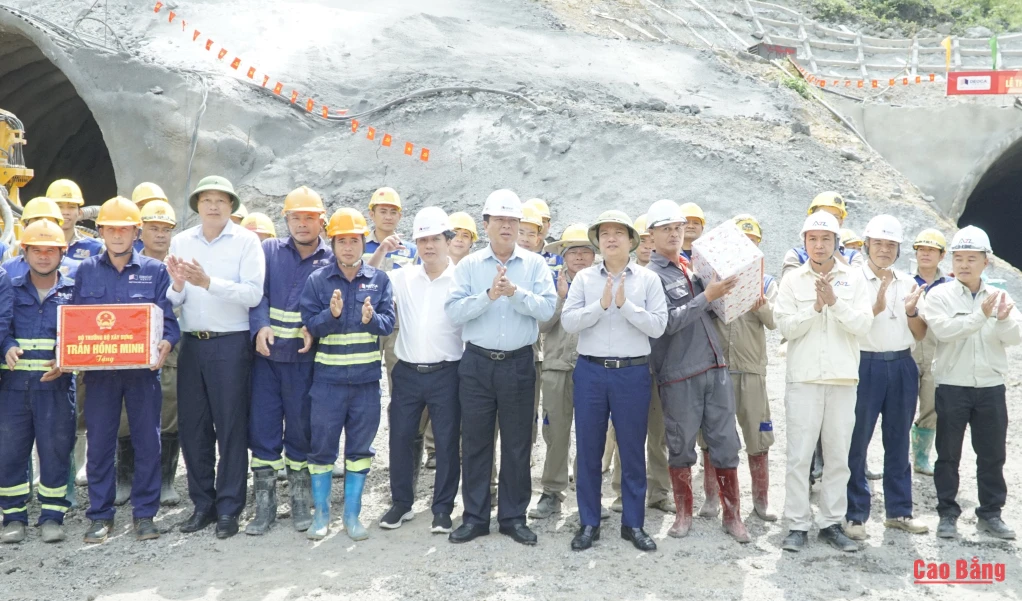 Bộ trưởng Bộ Xây dựng Trần Hồng Minh và Đoàn công tác của tỉnh tặng quà công nhân trên công trường. 
