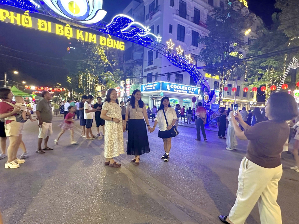 Chị Chu Thị Thanh Huyền (đứng giữa), đoàn Thái Nguyên ghi lại khoảnh khắc của các thành viên tại Phố đi bộ Kim Đồng.