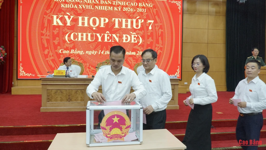 Các đại biểu bỏ phiếu bầu Trưởng Ban Dân tộc HĐND tỉnh khóa XVIII, nhiệm kỳ 2026 - 2031.