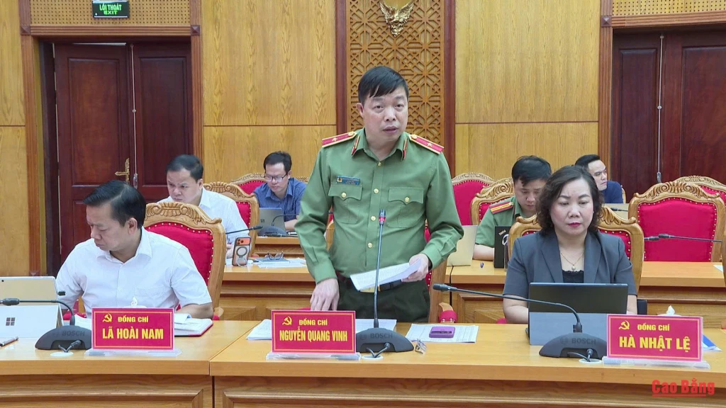 Thiếu tướng Nguyễn Quang Vinh, Ủy viên Ban Thường vụ Tỉnh ủy, Giám đốc Công an tỉnh phát biểu tại hội nghị.