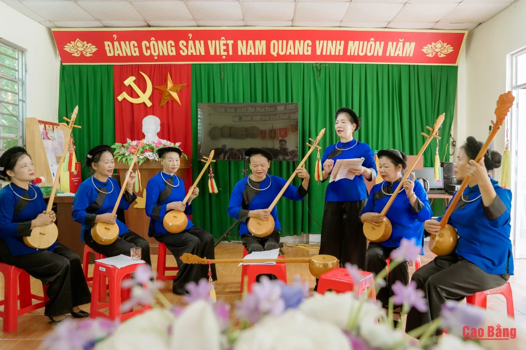Câu lạc bộ hát Then Đoàn Kết được bà Hoàng Thị Quỳ (người đứng) khởi xướng thành lập năm 2022, hiện có 15 hội viên. Qua những buổi sinh hoạt, luyện tập, chị em cùng trao đổi, học hỏi, gìn giữ và phát huy nghệ thuật hát Then, đàn tính.