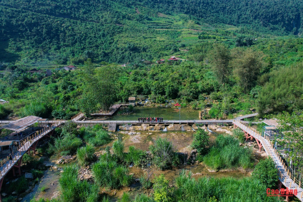 Cảnh quan thiên nhiên Nặm Ngùa là lợi thế để Thanh Long phát triển các hoạt động du lịch gắn với tìm hiểu đời sống, di sản văn hóa cộng đồng.