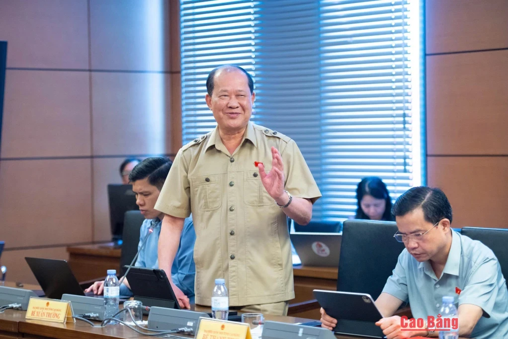Đại biểu Bế Xuân Trường, Phó Chủ tịch Ủy ban Trung ương MTTQ Việt Nam, Chủ tịch Hội Cựu chiến binh Việt Nam phát biểu thảo luận tại tổ.