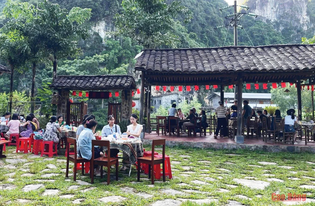 Du khách trải nghiệm sinh hoạt tại homestay, tận hưởng không gian gần gũi với thiên nhiên và đời sống bản địa.