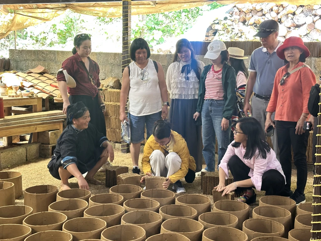 Đoàn Famtrip khảo sát, trải nghiệm các làng nghề truyền thống tại Cao Bằng.