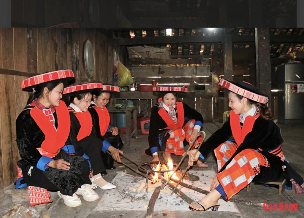 Bếp lửa hiện diện trong đời sống gia đình người dân tộc Dao đỏ, nơi tình thân được vun đắp qua những sinh hoạt thường nhật.