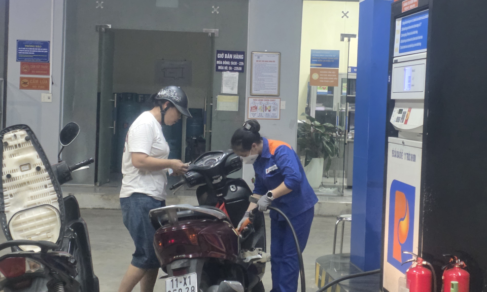 Gi&aacute; xăng giảm mạnh từ chiều nay