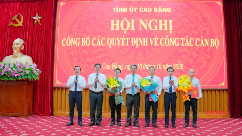 Tỉnh ủy c&ocirc;ng bố c&aacute;c quyết định về c&ocirc;ng t&aacute;c c&aacute;n bộ